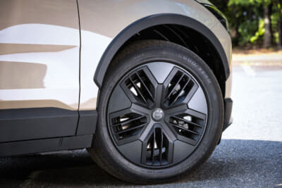 EX30 Cross Country Ultra Twin Motor Performance:クロスカントリーは専用の19インチブラックホイールを装着。オプションでオールテレーンタイヤも選べる