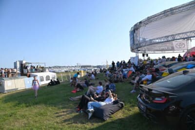 思い思いのスタイルでレースを観戦