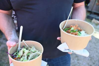 餃子丼とからあげ丼をチョイスした男性