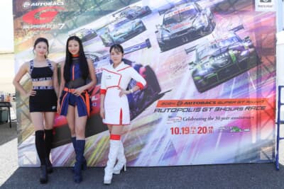 SUPER GTに華を添えるレースアンバサダーも両日ともに会場を訪れ、PRステージに出演。今回は＃16 はら ことはさん（ARTA）と＃62 正智 寧音子さん（HELM MOTORSPORTS）の2名。11日にはオートポリスサーキットクイーンの生野 朱音さんも出演