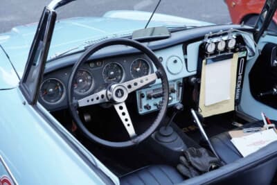 ダットサン1500 スポーツロードスター：アメリカから里帰りしたため、左ハンドル仕様のダットサン1500 スポーツロードスター。今回は息子・亮人さんがステアリングを握り、父・弘章さんがナビゲーターとしてルートマップの指示などを伝える