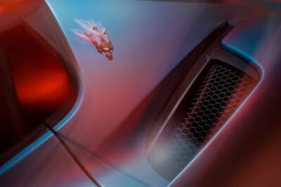 マセラティMCプーラ:マぜンタにブルーマイカを合わせた新しいトライデントエンブレムがCピラーに奢られた