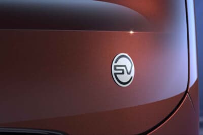 レンジローバー スポーツSVカーボン：ブランドバッジを映し出すサンライズカッパーグロスのボディカラー