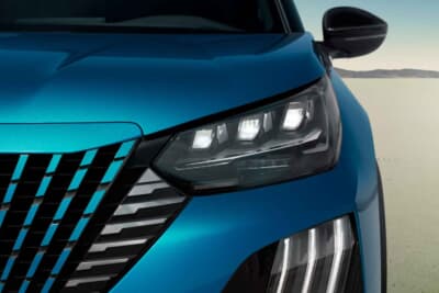 プジョー2008GTハイブリッド：プジョーの個性を主張するライオンの３本爪デザインのライトシグネチャー