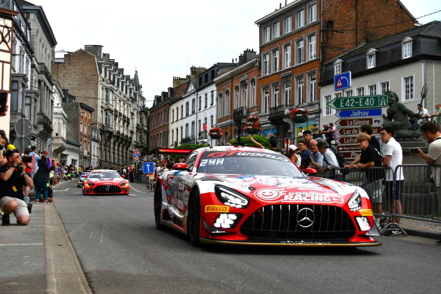 マシンの咆哮轟くスパ市内の大パレード走行！大賑わいのスパ24時間耐久
