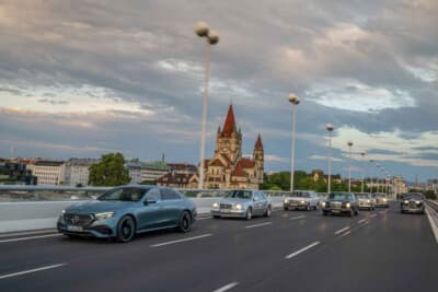 歴代のEクラス。先頭は現行モデルのW214