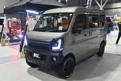 REIZ:バンパー左右が切り上げられたオフロードスタイルデザインを採用。飽きのこないデザインだ