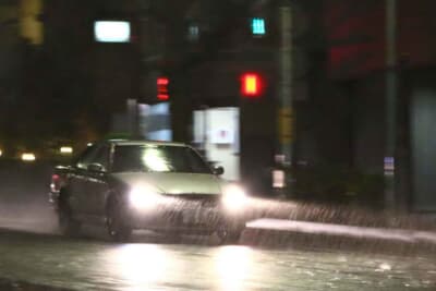 雨の日に水たまりを通過し、その水しぶきが道路脇の歩行者にかかった場合、運転手は「泥はね運転違反」を問われる可能性がある