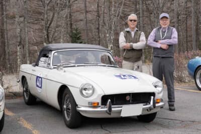 大学の自動車部時代からの友人コンビ、小川喜康さんと山田恵一さん。小川さんの愛車、1971年式MG「B」でクラシックカーラリーを楽しむ
