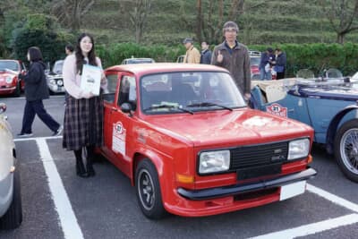 1972年式のシムカ・ラリー2で「ミルキーウェイ・ブルーアイランドラリー」に挑むのは、“はてな”さんと、娘さんの“ミーヤキャット”さんの親子組だ