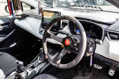 トヨタ カローラスポーツ：リバティウォークの100本限定のステアリングが装着されている