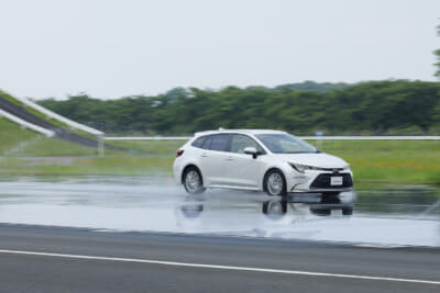 クロスクライメイト3：路面に水膜が張るウェットブレーキテストは、新品と摩耗させたクロスクライメイト3で比較。摩耗しても排水性能が確保され、減速Gがしっかりと立ち上がる