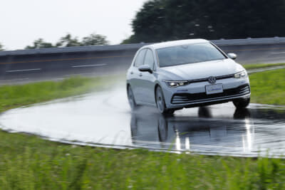 クロスクライメイト3SPORT：クロスクライメイト3と従来モデルのクロスクライメイト2をウエットハンドリング路で乗り比べ。明らかにクロスクライメイト3のほうが限界が高く、ESCの介入が少なかった