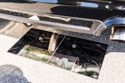 トヨタ GRヤリス:純正では左右2本出しとなるマフラーだが、“MSPさん”はコムテックレーシング製の右側1本出しのステンレス製ダウンテールタイプを選び、鏡を地面に置いてアピールしていた