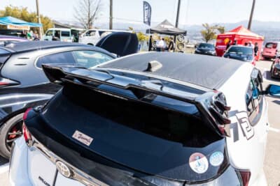 トヨタ GRヤリス:TOM’Sの巨大なリアルーフウイングを装着