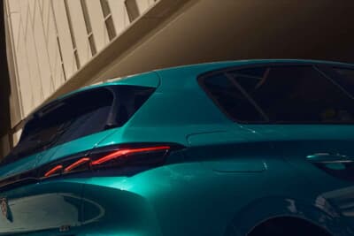 プジョー308：リアLEDランプにも３本爪デザインをイメージ