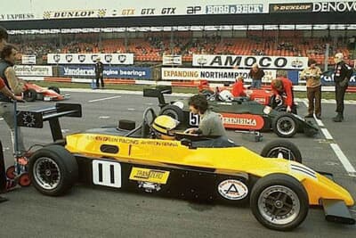 アイルトンセナがコクピットに乗っているRF82