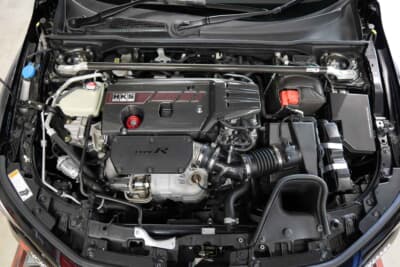 ホンダ シビック タイプR（FL5）にカーボンブレースとエンジンカバーを装着
