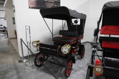 1901年 オールズモビル カーブド ダッシュ サレー レプリカ：1901年にオールズモビルがリリースしたランナバウト。正式名称はタイプRだが、湾曲したダッシュボードから「カーブド・ダッシュ」の愛称で知られている