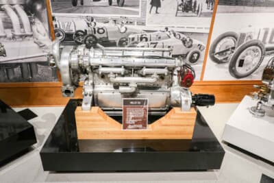 1920年 ミラー 124スーパーチャージド・マリンエンジン：ハリー・ミラーが水上飛行機用に特別に設計したエンジンです。124キュービックインチ（約2L）の直列8気筒ツインカムで、水冷式スーパーチャージャーを装着しています