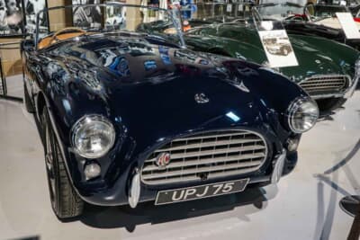 1954年 ACエース AE 01:英国のACカーズが1953年に発表したスポーツカーがACエースです。ラダータイプのチューブラーフレームに独立の横置きリーフスプリングサスを装着。自製の2L直列6気筒エンジン(100bhp)を搭載していました