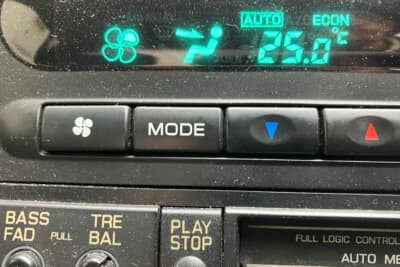 中央の「MODE」スイッチでエアコンからの風向きを足もと／顔／ウインドウと任意で切り替えられる。AUTOモードでは、設定温度によって最適な吹き出し口を選んで切り替える
