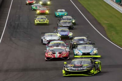 GT300クラスのポールポジションは、第5戦鈴鹿で優勝した7号車 CARGUY Ferrari 296 GT3。2番グリッドには、その鈴鹿戦で2番手チェッカーを受けるも車検不合格で失格となった60号車 Syntium LMcorsa LC500 GTが並んだ