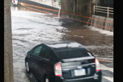 冠水していても、水深が浅そうに見えて侵入してしまう例が多い。壁など周囲の建造物から水深を判断したい。冠水路を発見したら、まずは最徐行だ