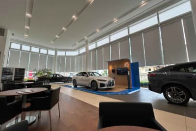 カタログの代わりに、販売店のテーブルや壁面には小さな「QRコード」が置かれている(写真はイメージ)