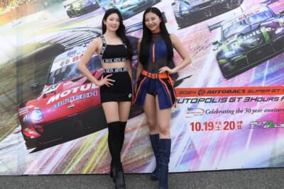 ＃16 はら ことはさん（ARTA）と＃62 正智 寧音子さん（HELM MOTORSPORTS）の2名がPRステージに登壇