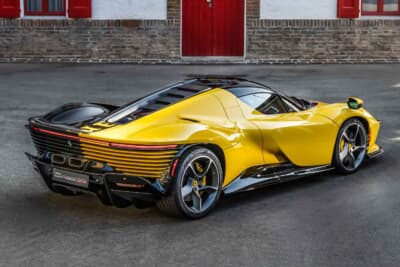 フェラーリ・デイトナ SP3 テーラーメイド：ジャッロ・モデナのイエローとカーボンブラックで鮮やかなコーデを披露