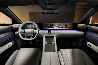 アウディE5スポーツバック：ステアリングのセンターパッドに大きくAUDIと刻印。ダッシュボードには大型ワイドなディスプレイを置く