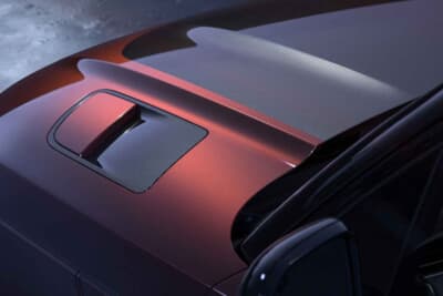 レンジローバー スポーツSVカーボン：カーボンボンネットはエクスポーズドまたはペイント仕上げの２タイプ