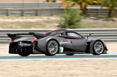 ウアイラR：850psを発揮するV12エンジンを搭載