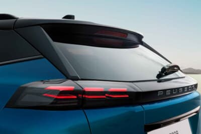プジョー2008GTハイブリッド：テールライトにもフロント同様３本爪をイメージさせるデザインを採用