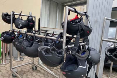 STIのメカニックのみなさんのヘルメット