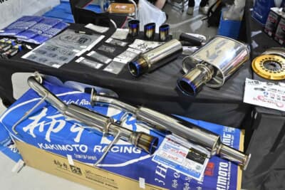 OS技研のブースには同じグループ会社（Gライオングループ）である柿本改のマフラーが展示されていた