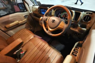 REIZ:ナチュラルテイストあふれる室内。インテリアパネルは8色設定がある