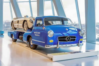 高速レーシングカー・トランスポーター「ブルーワンダー」。写真は現メルセデス・ベンツミュージアムコレクションルーム2：キャリアのギャラリーに展示