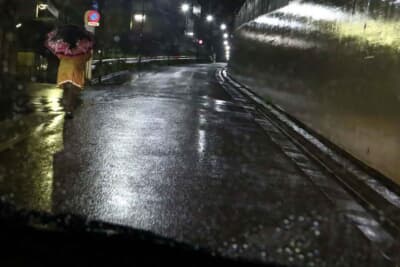 雨の日に水たまりを通過し、その水しぶきが道路脇の歩行者にかかった場合、運転手は「泥はね運転違反」を問われる可能性がある