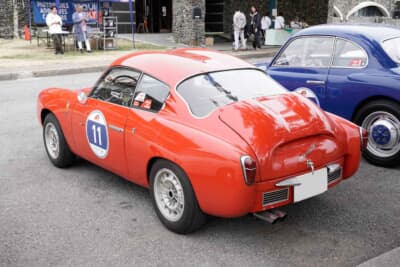 アバルト初の量産型として誕生したフィアット アバルト 750GT ザガート。フィアット600のコンポーネントを使った2座GTは、瞬く間に素晴らしいパフォーマンスを見せ、アバルトの名を確立した