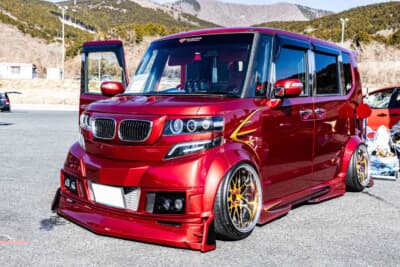 ホンダ N-BOX:キドニーグリルや2段式のバンパーなど、フロントにはN-BOXの面影がほとんどない