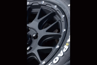 WEDS ADVENTURE MUD VANCE 08:リム外周部のフランジデザインには台形の窪みを設け、アルミ削り出しの地肌を露出した丸穴のマシニング加工をスポークの延長線上に配置するなど、ビードロックを彷彿とさせるラフなデザインでアウトドアによく似合う