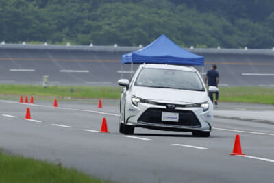 クロスクライメイト3：スラロームで転舵操作をしたときの手応えがしっかりしていて心強い