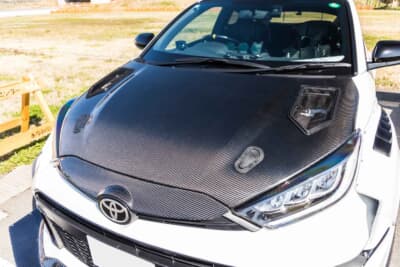 トヨタ GRヤリス：3Dプリンターを使ってダクトを追加したカーボンアディクトのカーボン製ボンネット