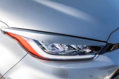 トヨタ GRヤリス:ヘッドライトはリザルトジャパンのアイラインとエッジにオレンジのフィルムを装着