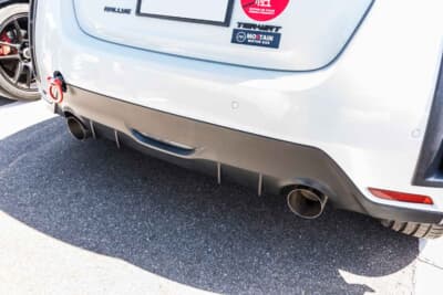 トヨタ GRヤリス:リアバンパーダクトに組み合わせるのは、フジツボマフラー