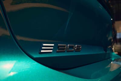 プジョー308：SWのリアゲートに３本爪をデザインしたアイコンエンブレム