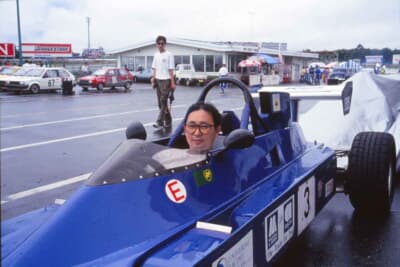 コックピットに収まる当時の筆者