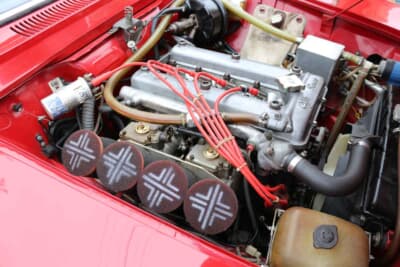 アルファ ロメオ 1750GTV：普通に動くことを第一に、エンジンはオーバーホール時に排気量はそのまま、ハイカムとハイコンプだけをセット。キャブは40φウェーバー